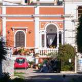 Percorriamo cos� la stradina, per andare a conoscere il proprietario dell�antica abitazione: l�avvocato Giuseppe De Cristofaro